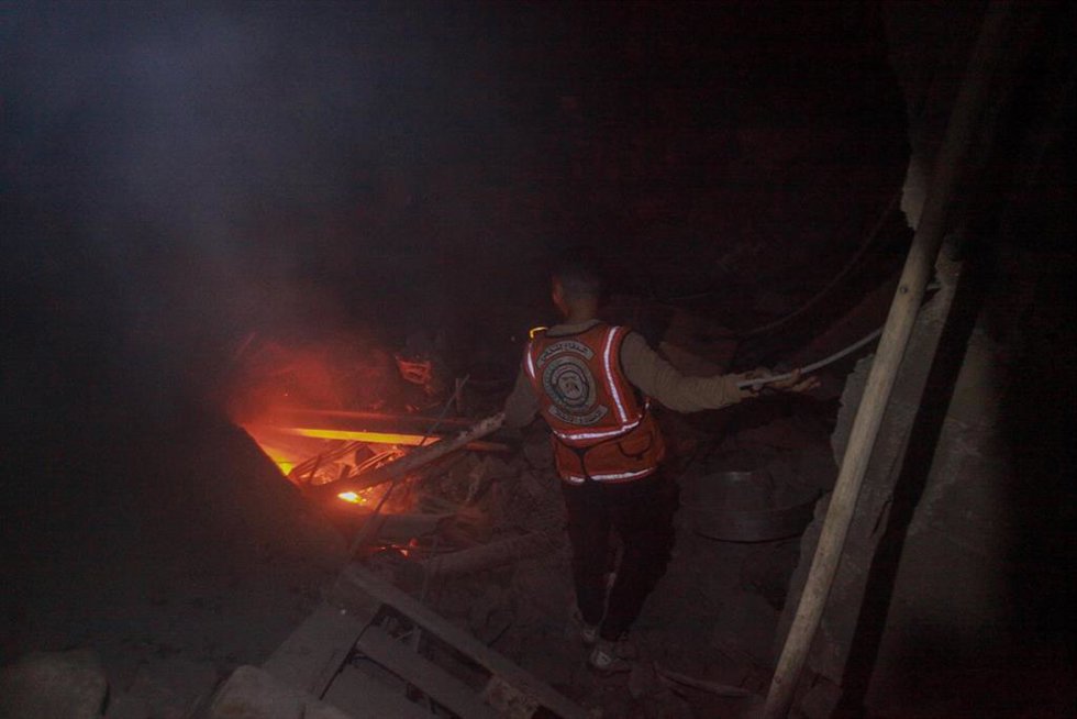 Archivo - Palestinos realizan operaciones de búsqueda y rescate entre los escombros de edificios residenciales dañados tras un ataque israelí contra el campamento de refugiados de Al Shati en el segundo día del Eid al Adha en la ciudad de Gaza