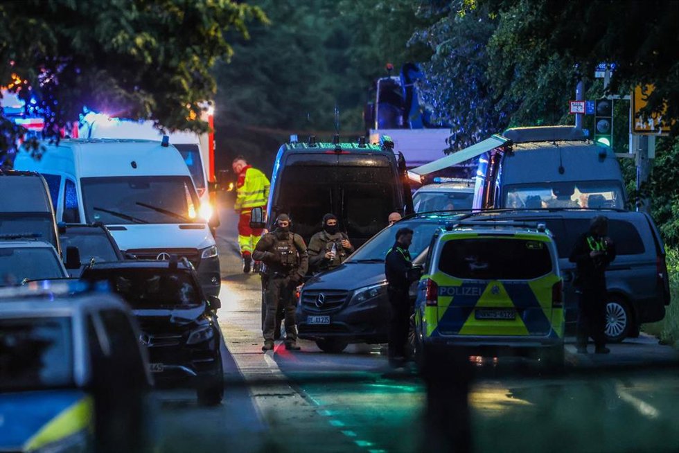 Agentes de Policía responden a una situación de riesgo en la que un agente resultó herido de bala en Dortmund, Alemania