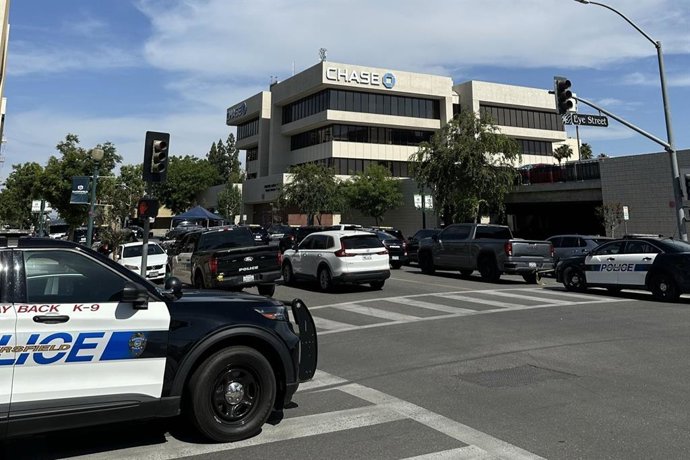 Patrullas de Policía en el perímetro de un banco en la ciudad de Bakersfield, en California, EEUU, donde un hombre permanece atrincherado ante una amenaza de bomba