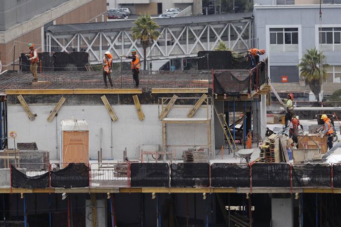 Vina del Mar, 24 de enero  2026  Trabajadores de la construccion realizan su labor durante la obra de un edificio   Sebastian Cisternas/ Aton Chile