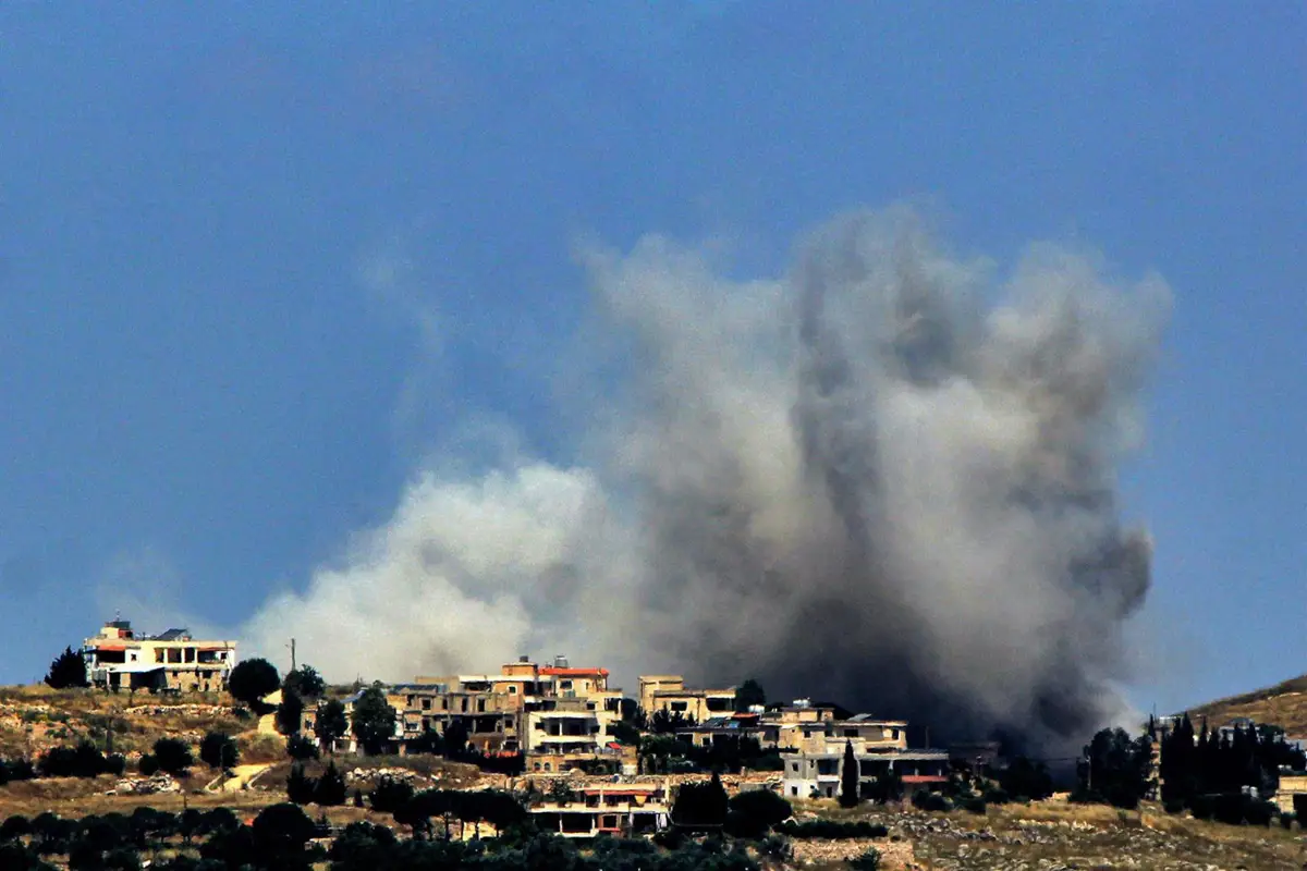 Columnas de humo de los ataques aéreos israelíes sobre la aldea de Kfar Tebniet, en el sur de Líbano