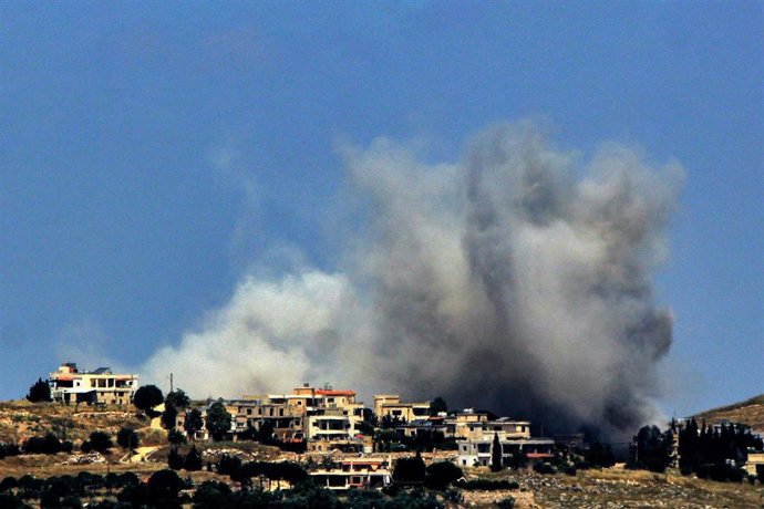Archivo - Columnas de humo de los ataques aéreos israelíes sobre la aldea de Kfar Tebniet, en el sur de Líbano