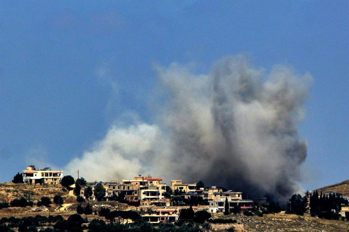 31 de maio de 2026, Kfar Tebniet, Kfar Tebniet, Líbano: Nuvens de fumaça se erguem após ataques aéreos israelenses na aldeia de Kfar Tebniet, no sul do Líbano. As forças israelenses, lideradas pela Brigada Golani, tomaram o histórico Castelo de Beaufort (