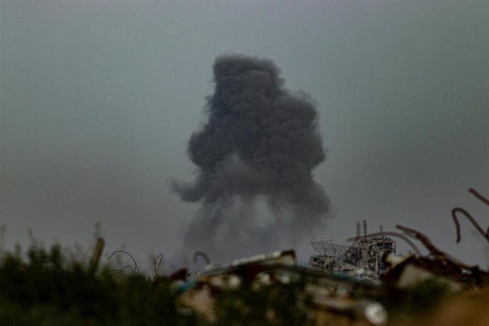 Archivo - Una densa columna de humo negro se eleva sobre la ciudad de Gaza después de un ataque del Ejército israelí contra un edificio de tres pisos
