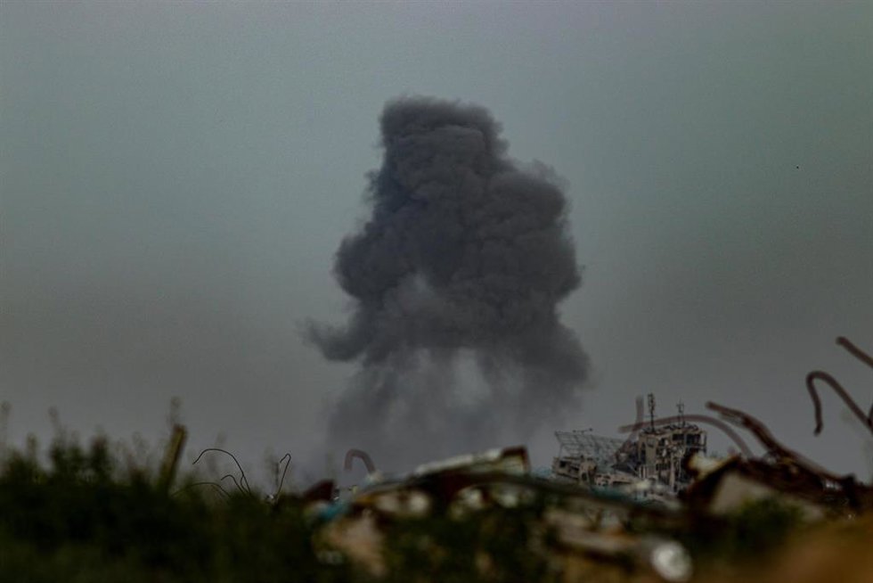Archivo - Una densa columna de humo negro se eleva sobre la ciudad de Gaza después de un ataque del Ejército israelí contra un edificio de tres pisos