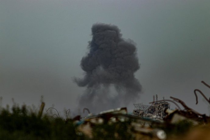 Archivo - Arquivo - 6 de fevereiro de 2026, Palestina, Gaza: (INT) Ataque aéreo israelense destrói prédio residencial na cidade de Gaza. 6 de fevereiro de 2026 — Gaza, Palestina: Uma espessa fumaça preta subiu sobre a cidade de Gaza depois que o exército 