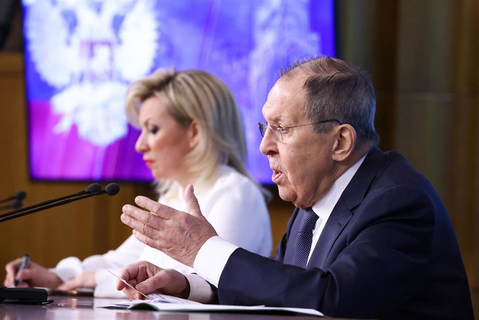 Archivo - La portavoz del Ministerio de Exteriores ruso, Maria Zajarova (izquierda), y el ministro de Exteriores, Sergei Lavrov, durante una rueda de prensa en la sede ministerial