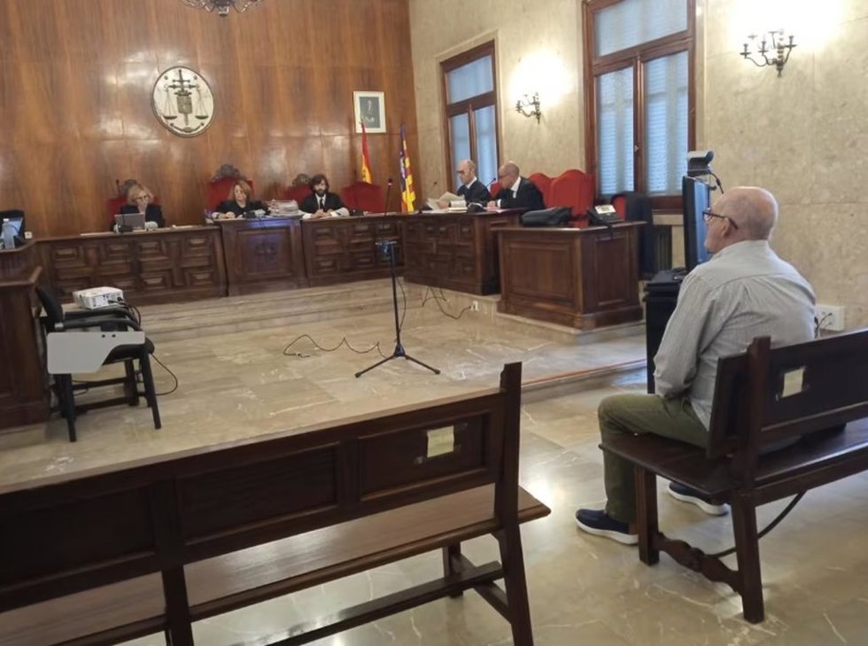 El expolicía local de Son Servera, condenado por tratar de matar a su mujer asfixiándola, durante el juicio en la Audiencia Provincial.