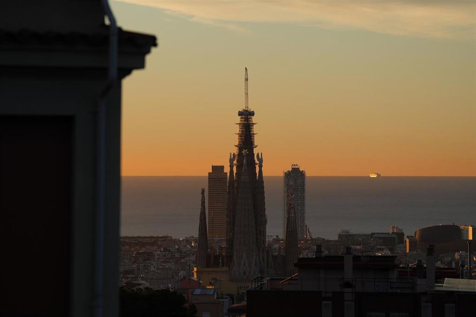 Archivo - La Torre de Jesús de la Sagrada Familia durante un amanecer en Barcelona