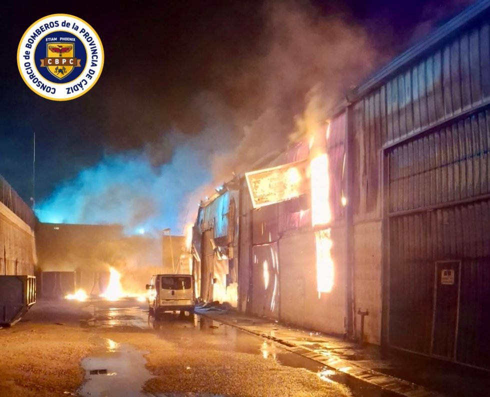 Vehículos del Consorcio de Bomberos de la Provincia de Cádiz en el incendio en una nave de Algeciras