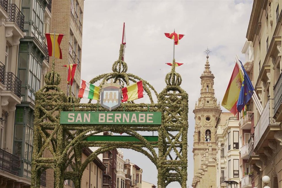 Archivo - El Arco de San Bernabé en la procesión del patrón de Logroño, San Bernabé (ARCHIVO)