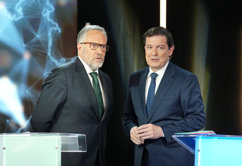 El candidato de VOX a la Presidencia de la Junta de Castilla y León, Carlos Pollán (i) y el candidato del PP a la Presidencia de la Junta de Castilla y León, Alfonso Fernández Mañueco (d), durante el segundo debate para las elecciones autonómicas en 
