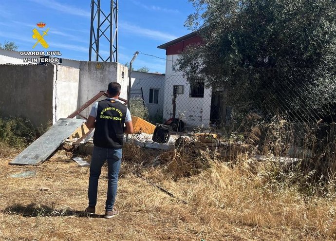 Un agente de la Guardia Civil inspecciona el establecimiento objeto de los robos.