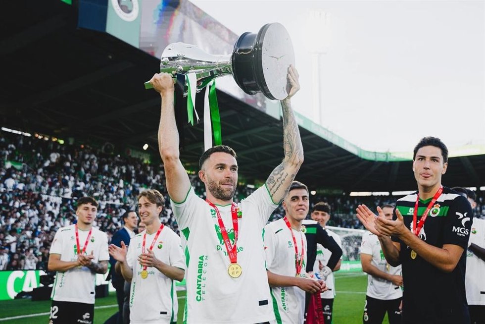 Manu Hernando con la copa de campeón de Segunda División lograda por el Racing de Santander