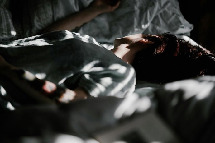 Cómo enfriar una habitación durante la noche sin usar un ventilador