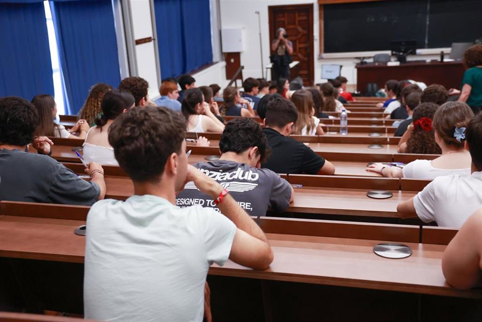Imágenes de la primera jornada de la Prueba de Acceso a la Universidad (PAU) de 2026 en Sevilla. A 2 de junio de 2026 en Sevilla (Andalucía, España).