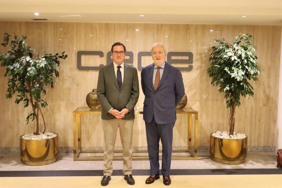 El presidente de la CEOE, Antionio Garamendi (izda), y el presidente de la AEC, José María Beneyto (dcha)