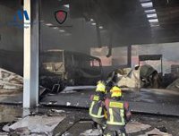 Extinguido el fuego del taller de camiones en El Trapiche en Vélez-Málaga, que afectó a toda la nave