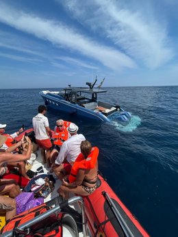 Rescatan a los seis tripulantes de una lancha que se hundía frente a Portals Vells