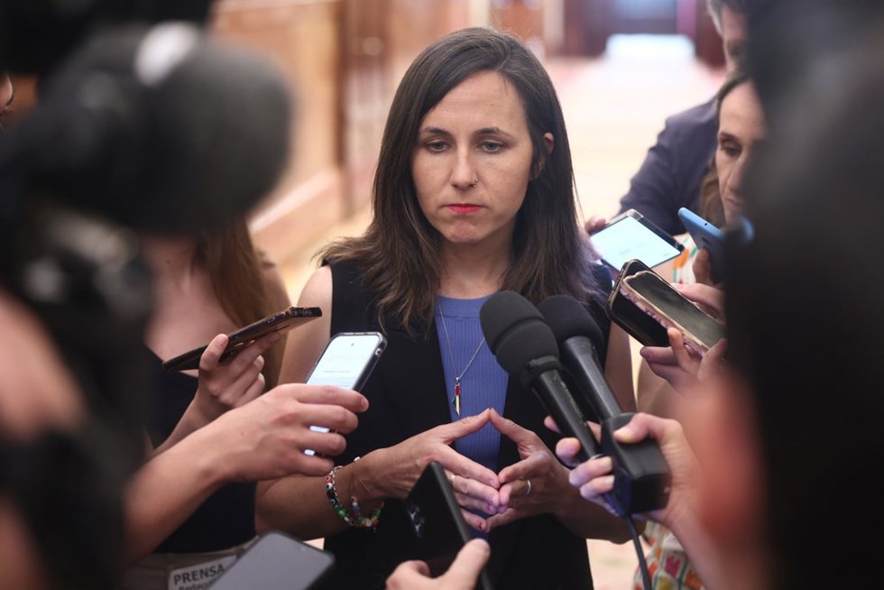 La secretaria general de Podemos, Ione Belarra, atiende a los medios en el Congreso de los Diputados, a 27 de mayo de 2026, en Madrid (España). El pleno centra su actividad en el control al Gobierno mediante preguntas de la oposición.