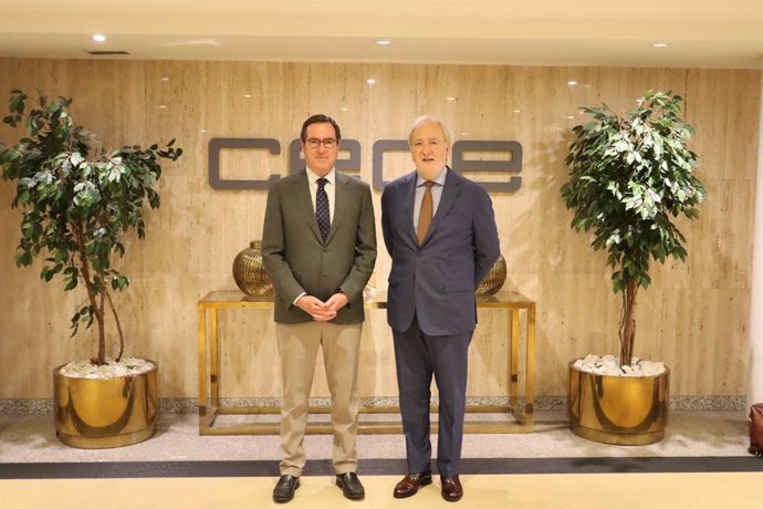 El presidente de la CEOE, Antionio Garamendi (izda), y el presidente de la AEC, José María Beneyto (dcha)