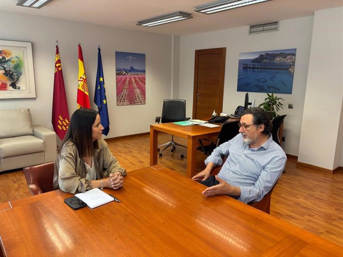 La consejera de Salud, Isabel Ayala, mantuvo un encuentro con el Coordinador Regional de Trasplantes, Ricardo Robles con motivo del Día Nacional del Donante de Órganos