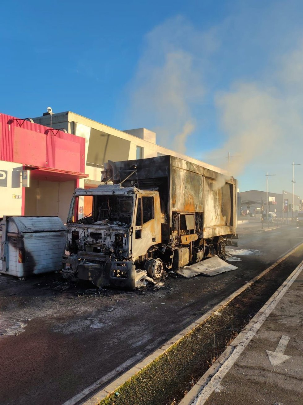 Estado en el que ha quedado el camión de recogida de basura tras el fuego.