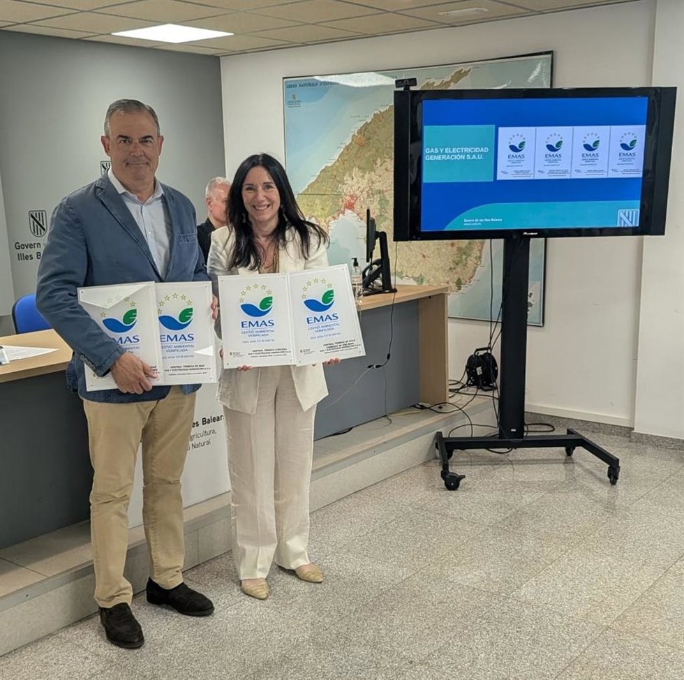 El director de Generación de Endesa, Antoni Cantarellas, y la directora general de Medio Natural y Gestión Forestal, Anna Torres, en la entrega de los premios EMAS y Ecolabel.