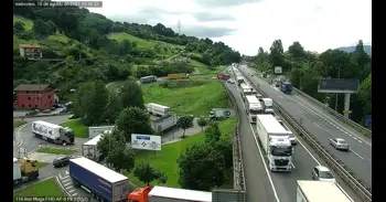 Cerrada la AP-8 en ambos sentidos en Maltzaga (Elgoibar) por un accidente entre un camión y una furgoneta