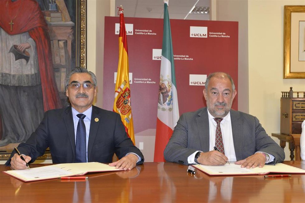 El rector de la UAEH de México, Octavio Castillo, y el rector de la UCLM, Julián Garde.