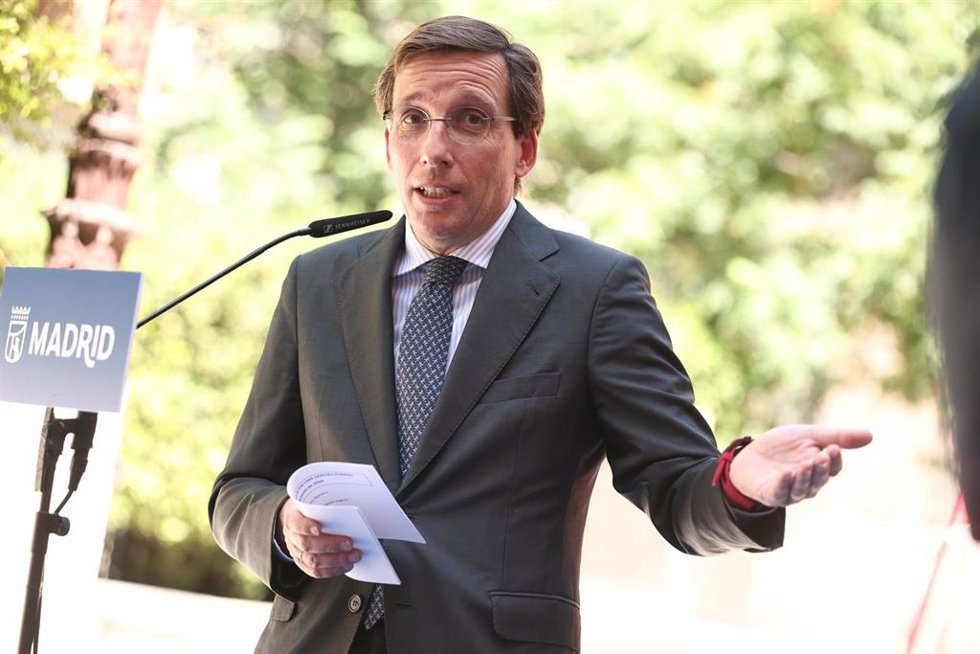 El alcalde de Madrid, José Luis Martínez-Almeida, durante la celebración del descubrimiento de la placa en homenaje a la periodista Paloma Gómez Borrero, a 1 de junio de 2026, en Madrid (España). Este acto de reconocimiento institucional tiene lugar en la