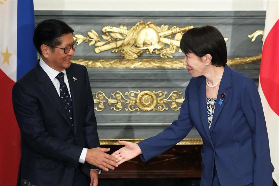 La primera ministra de Japón, Sanae Takaichi, junto al presidente de Filipinas, Ferdinand Marcos Jr, durante su cumbre en Tokio.