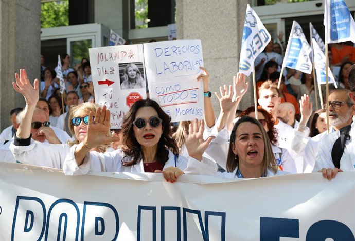 Médicos e profissionais da área da saúde durante uma manifestação em frente ao Hospital La Princesa, em 21 de maio de 2026, em Madri (Espanha). Médicos e profissionais da área da saúde da Comunidade de Madri iniciaram na segunda-feira, 18 de maio, a quart