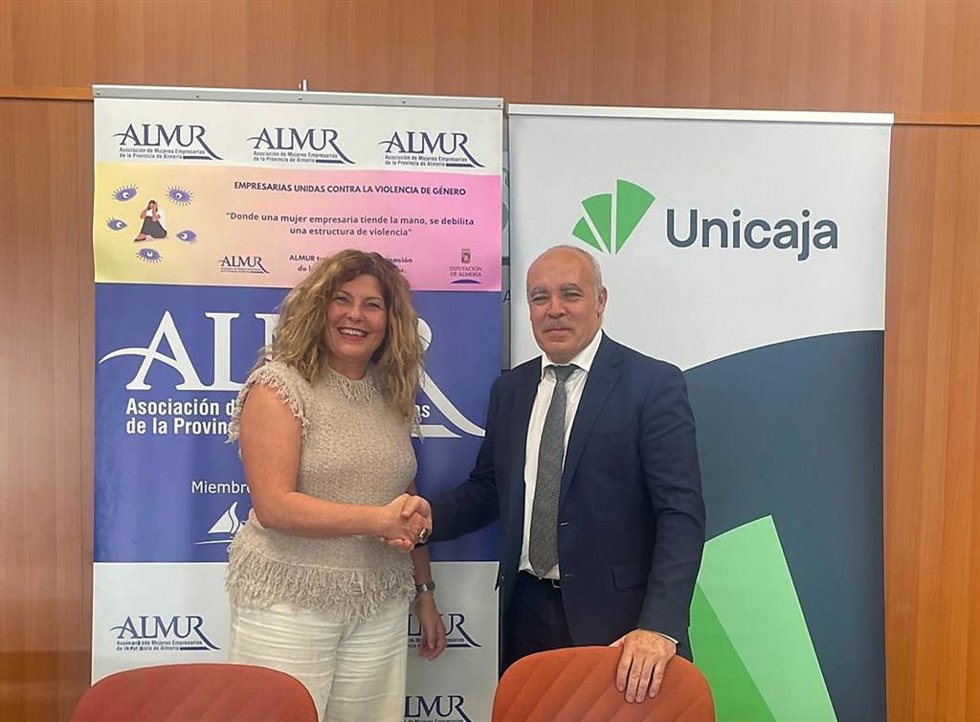 La presidenta de Almur, Amalia Salvador, y el director territorial de Andalucía Oriental de Unicaja, Juan Cayuela, tras la firma del convenio de colaboración para la organización de los 'Desayunos con Almur'.