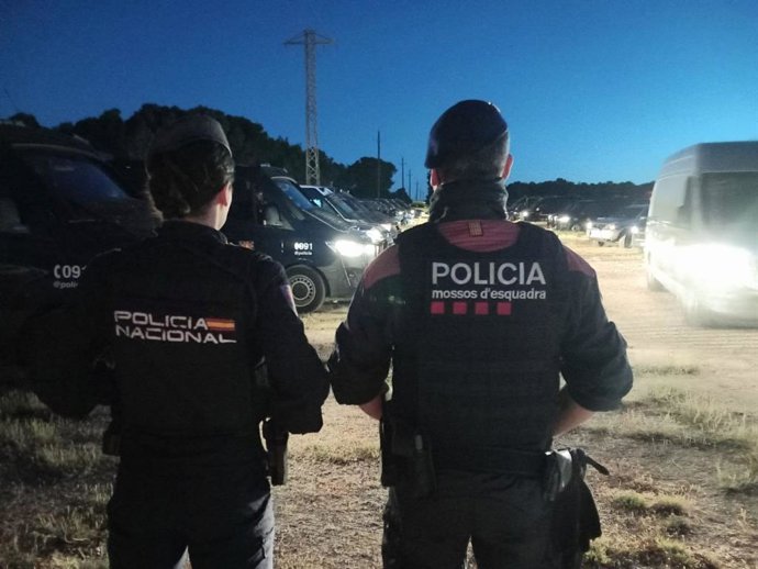 Una agente de la Polícia Naciona y otro de los Mossos d'Esquadra durante el operativo