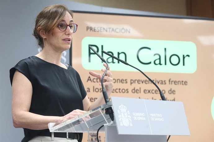 La ministra de Sanidad, Mónica García, durante la presentación del Plan Nacional de actuaciones preventivas de los efectos de los excesos de temperaturas sobre la salud, a 3 de junio de 2026, en Madrid (España). El objetivo del Plan es la prevención de da