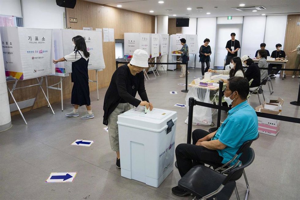 Los ciudadanos acuden a las urnas en las elecciones locales de Seúl, Corea del Sur.