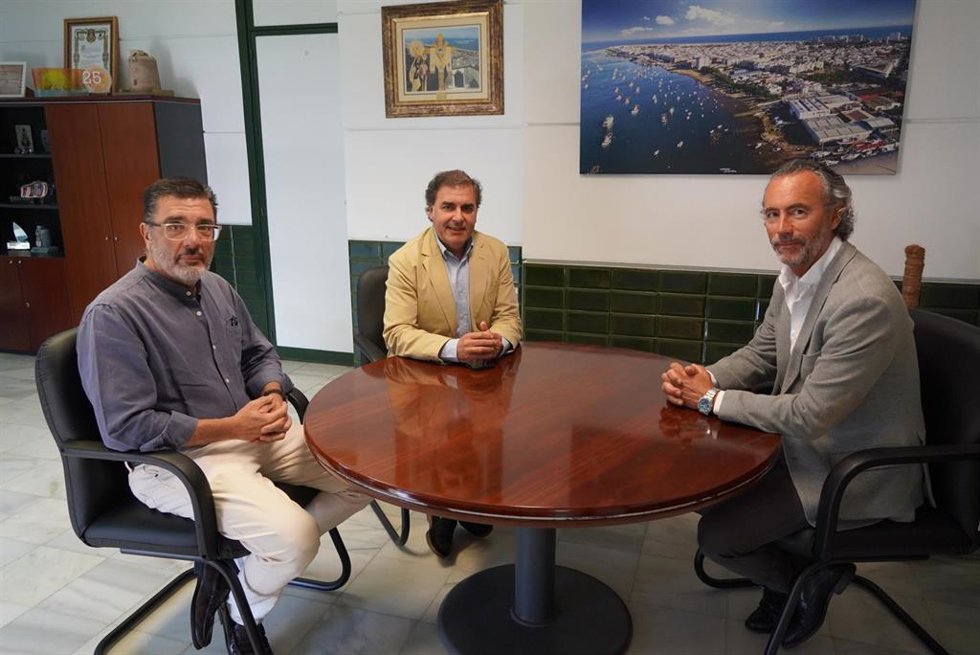 El alcalde de Punta Umbría (Huelva), José Carlos Hernández Cansino, mantuvo este martes una reunión con el presidente y el tesorero de la Asociación de Víctimas del Descarrilamiento de Adamuz, Mario Samper y José Manuel Hernández, respectivamente.