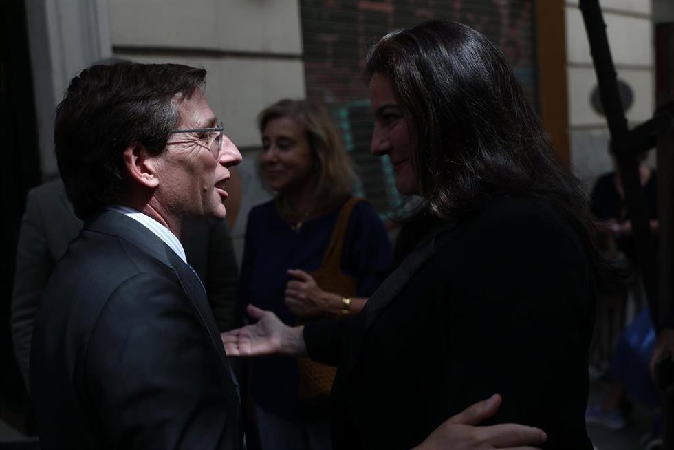 El alcalde de Madrid, José Luis Martínez-Almeida, durante la celebración del descubrimiento de la placa en homenaje a la periodista Paloma Gómez Borrero, a 1 de junio de 2026, en Madrid (España). Este acto de reconocimiento institucional tiene lugar en la
