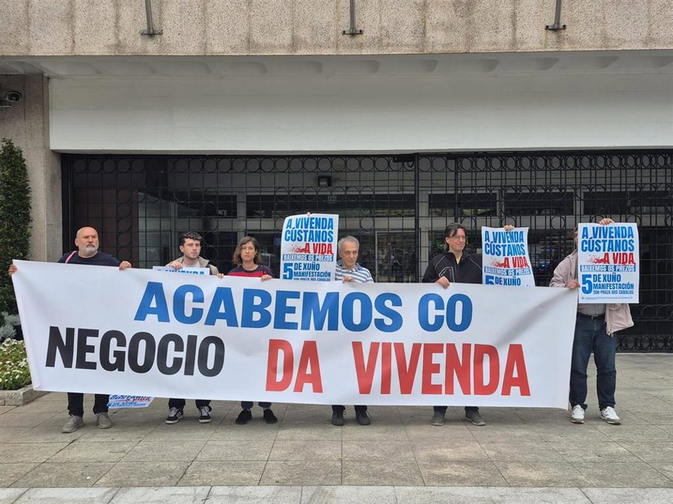 Imagen de la concentración de este miércoles ante el Ayuntamiento de Vigo.