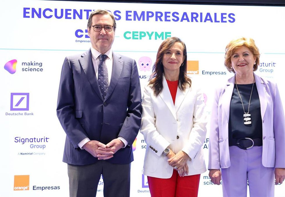 (I-D) El presidente de la CEOE, Antonio Garamendi; la presidenta de Redeia, Beatriz Corredor, y la secretaria general de Cepyme, María Teresa Gómez Condado, durante un Encuentro Empresarial, en la sede de la CEOE, a 3 de junio de 2026, en Madrid (España)