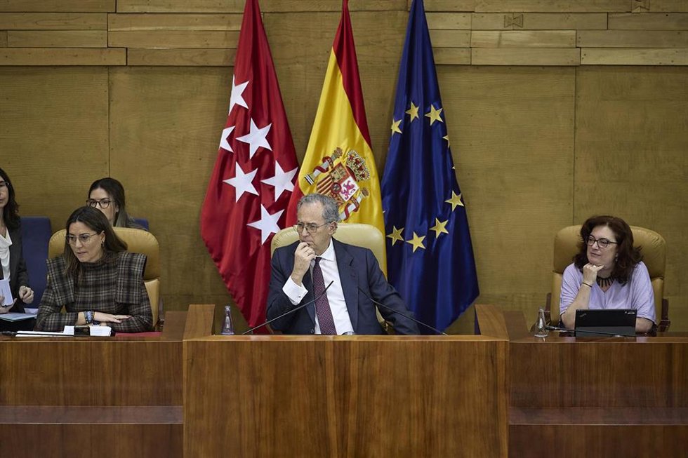 Archivo - El presidente de la Asamblea, Enrique Ossorio, en un pleno de la Asamblea de Madrid