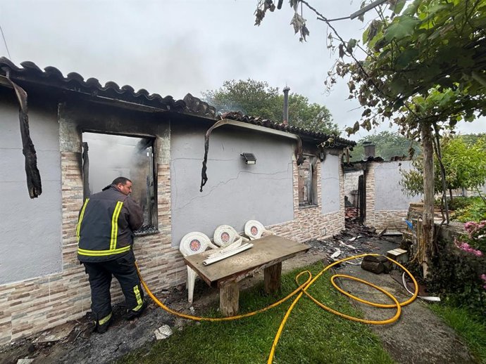 Casa incendiada en Vilasantar.