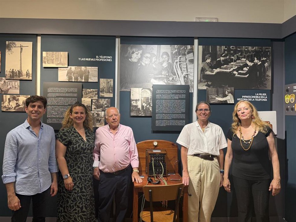 Inauguración de  la exposición 'Telefonía: una revolución imparable' en el Centro de Comunciación Jesús Hermida de Huelva.