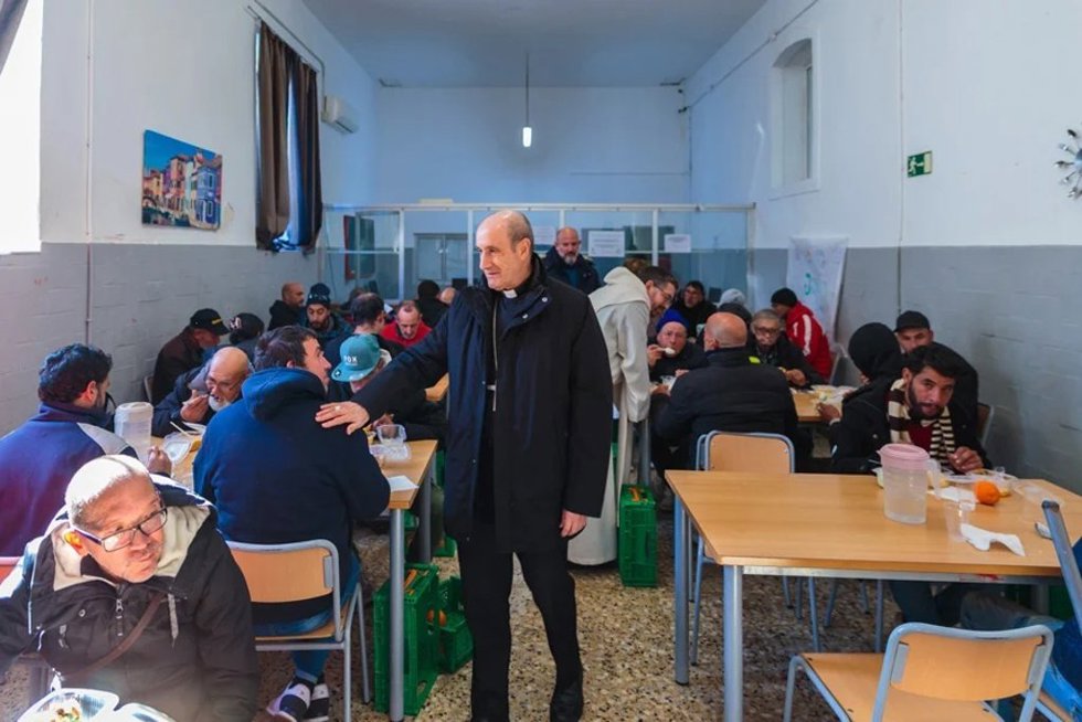 El obispo de Córdoba durante  una visita al comedor social de Prolibertas, en una imagen de archivo.