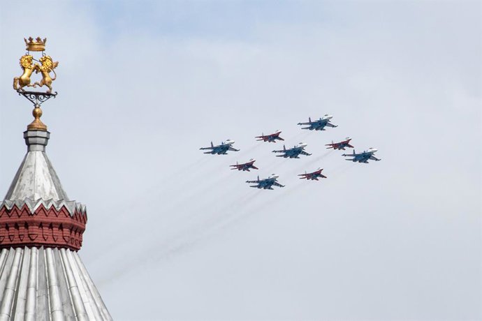 Archivo - Arquivo - Imagem de arquivo de aviões sobrevoando o Kremlin durante um desfile militar na Rússia.