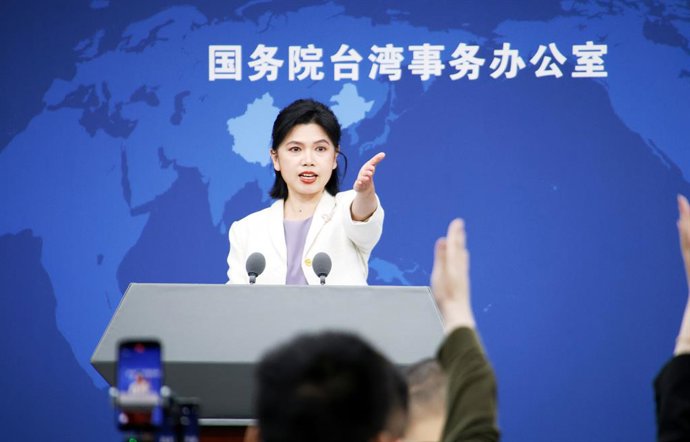 Archivo - Arquivo - PEQUIM, 8 de abril de 2026  -- Zhu Fenglian, porta-voz do Gabinete de Assuntos de Taiwan do Conselho de Estado, gesticula durante uma coletiva de imprensa em Pequim, capital da China, em 8 de abril de 2026.