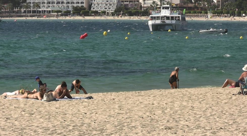 Archivo - Bañistas en una playa de Palmanova (Calvià).