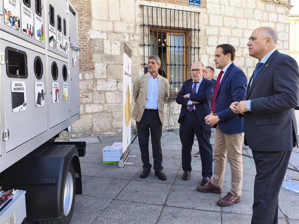 Presentación de los nuevos puntos limpios móviles para el Consorcio Provincial de Residuos de Valladolid.