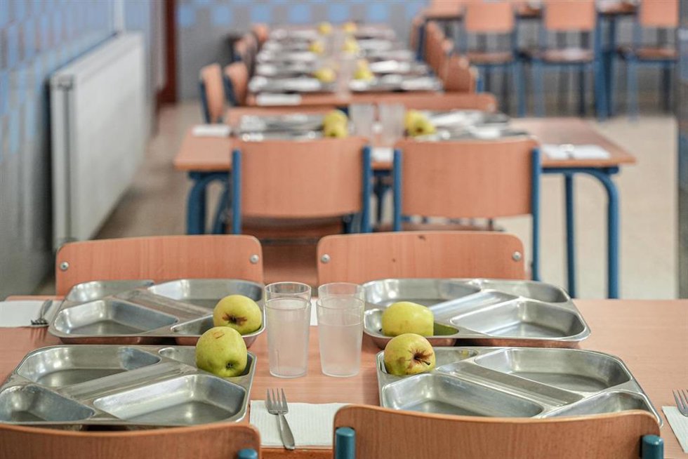 Archivo - Detalle de bandejas de la comida en un comedor escolar